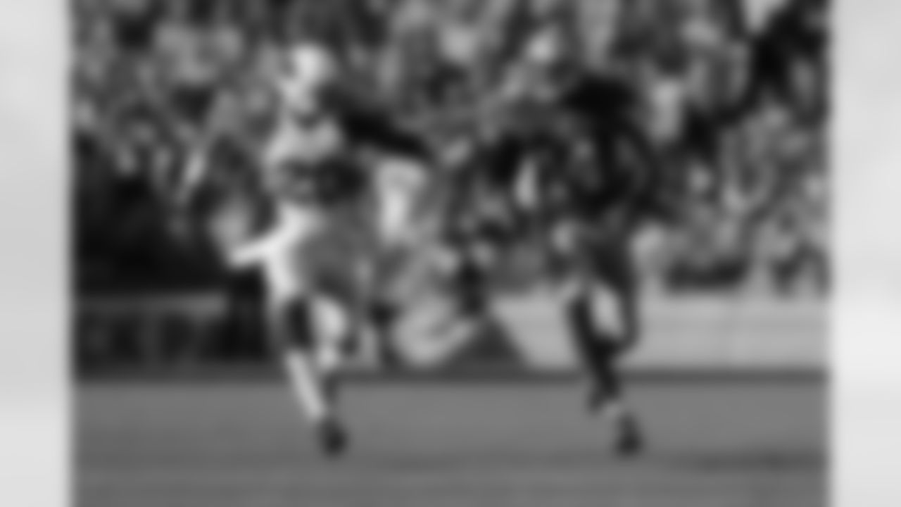 CB Antoine Cason covers 49ers WR Kassim Osgood.