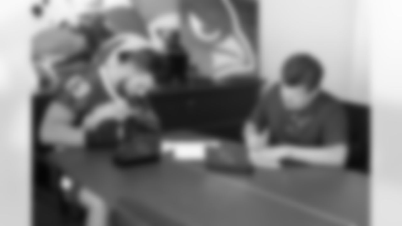 Fifth-round pick T Will Holden signs his contract