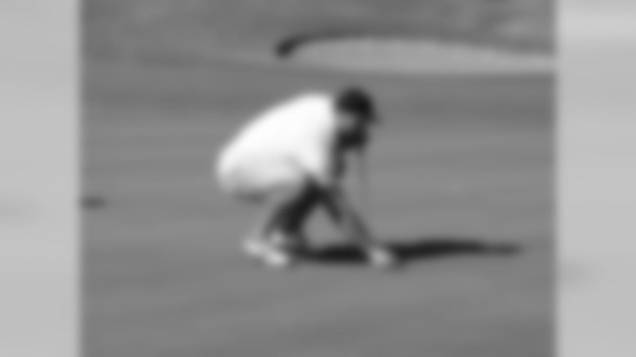 T Jared Veldheer preparing to putt