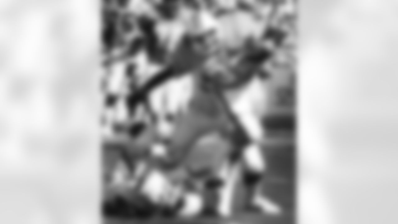 1981: Bucs RB James Wilder carries the ball