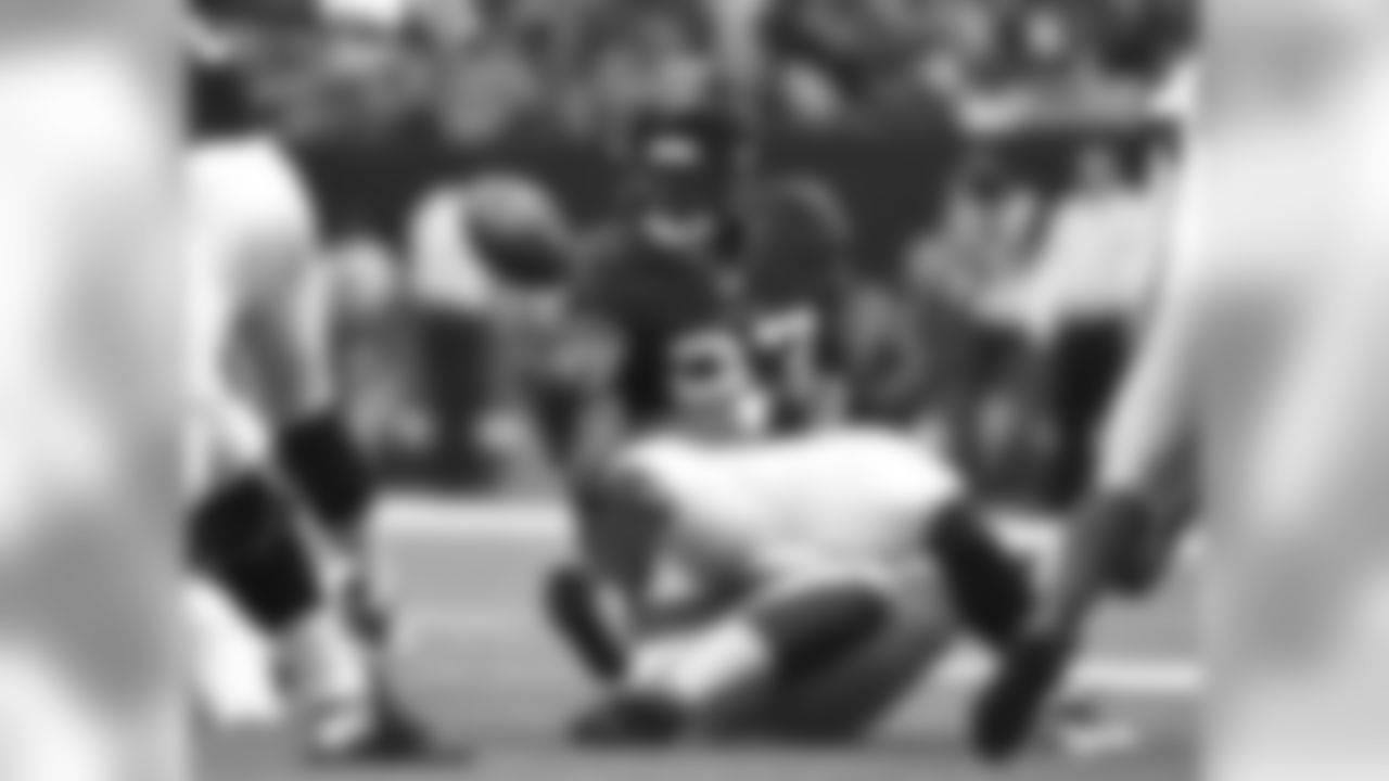 Texans RB D'Onta Foreman fumbles the ball