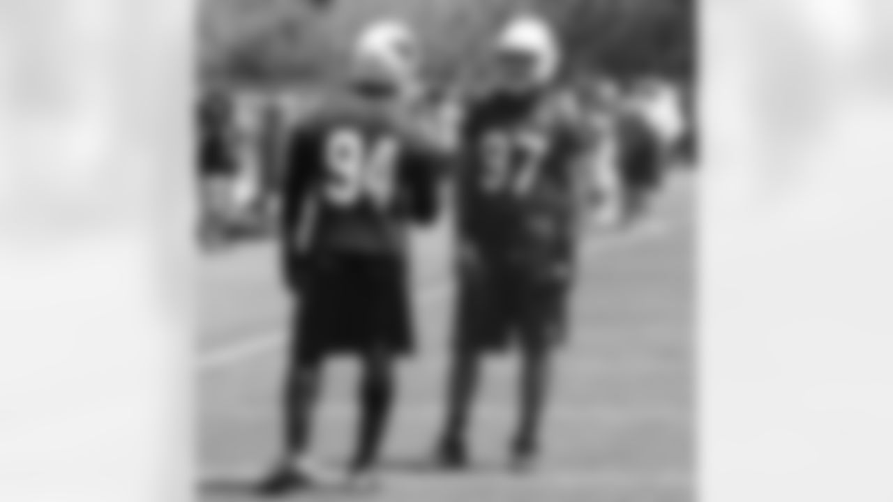 LB Sam Acho (94) talks to LB Lorenzo Alexander