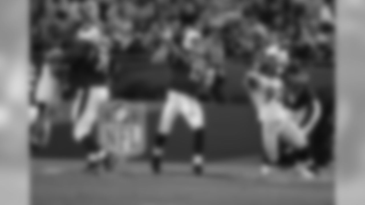 Warner throws a pass during the 2009 Super Bowl against the Steelers