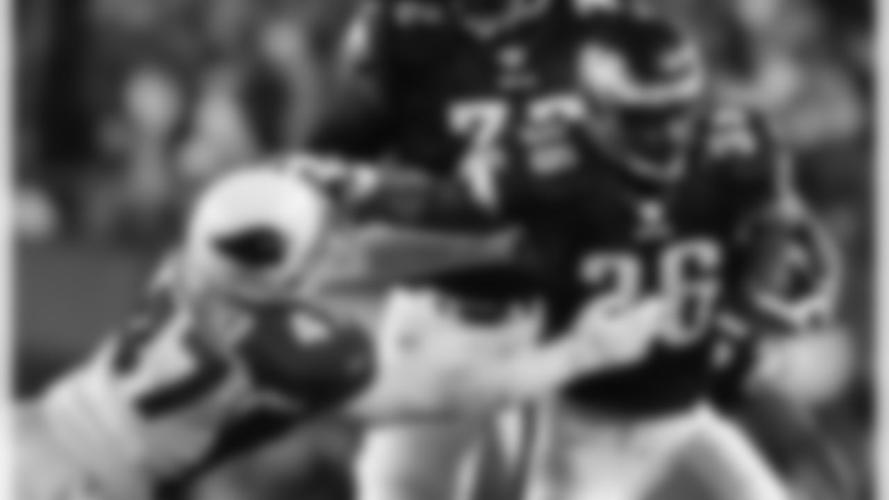 2008: Brian Westbrook tries to break away from Aaron Francisco.