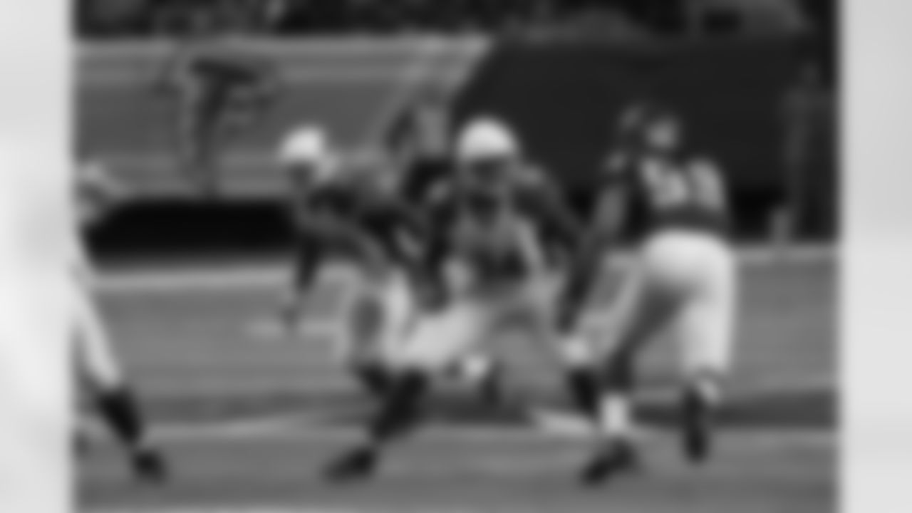 RT D.J. Humphries protects