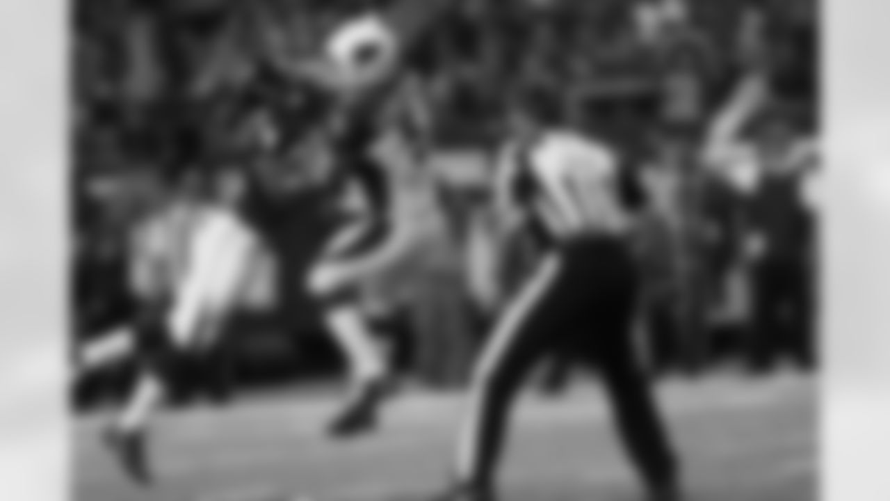 Atlanta S Dwight Lowery hits QB Drew Stanton