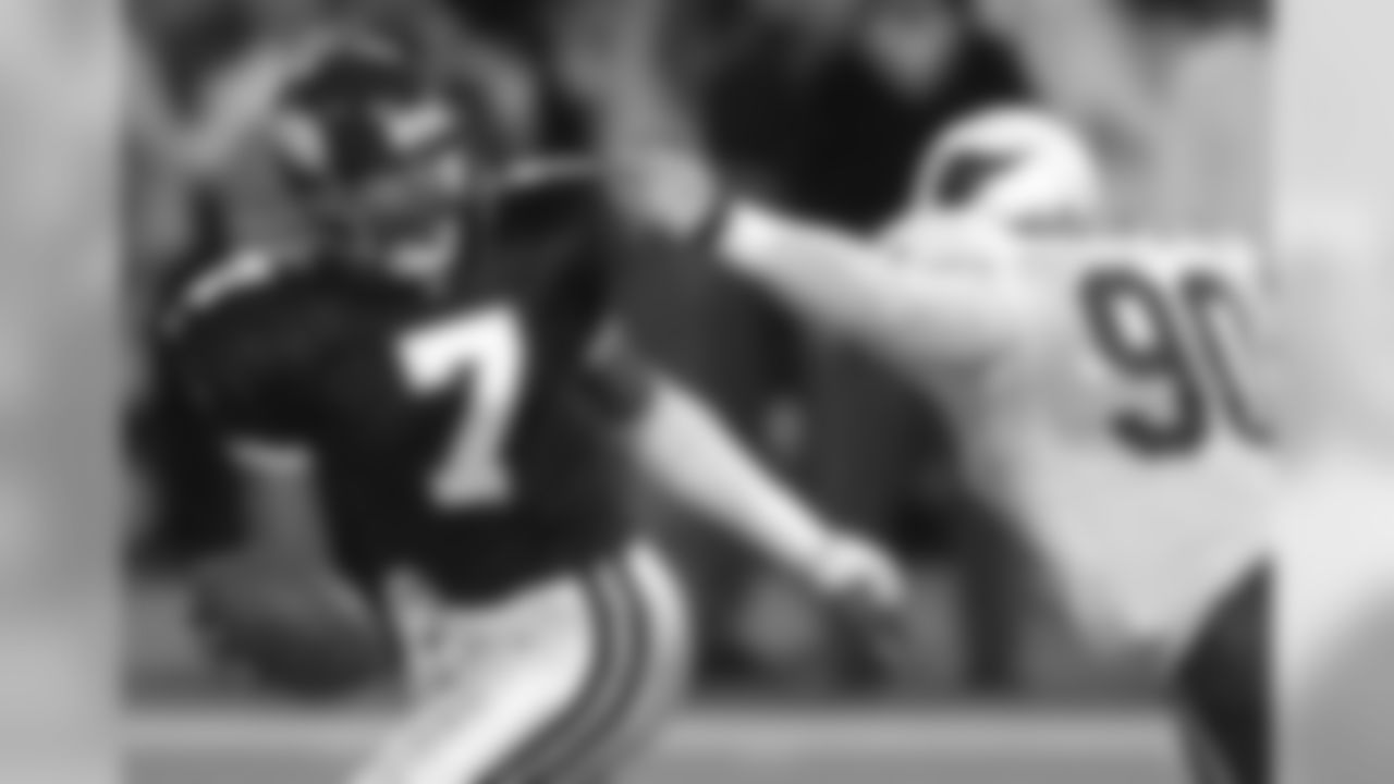 1999: Vikings QB Randall Cunningham is pressured by DE Andre Wadsworth