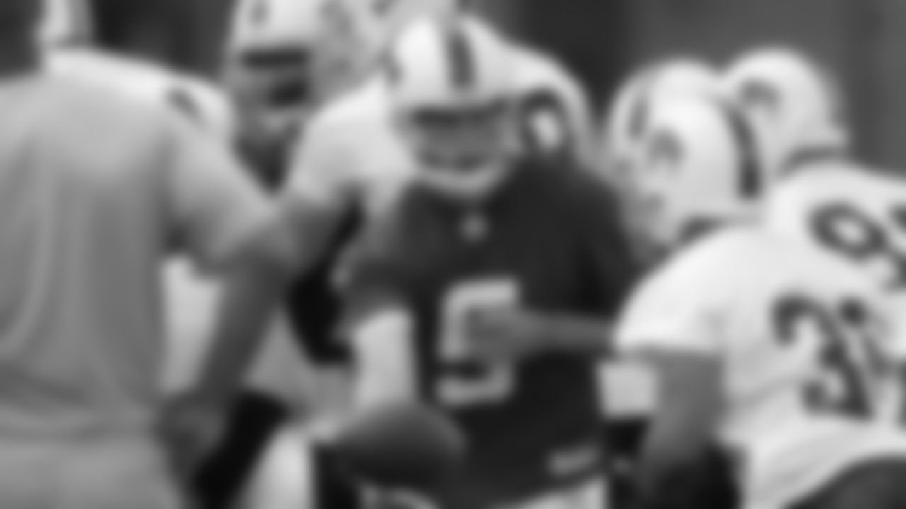 Bills quarterback Kliff Kingsbury hands the ball off during practice.