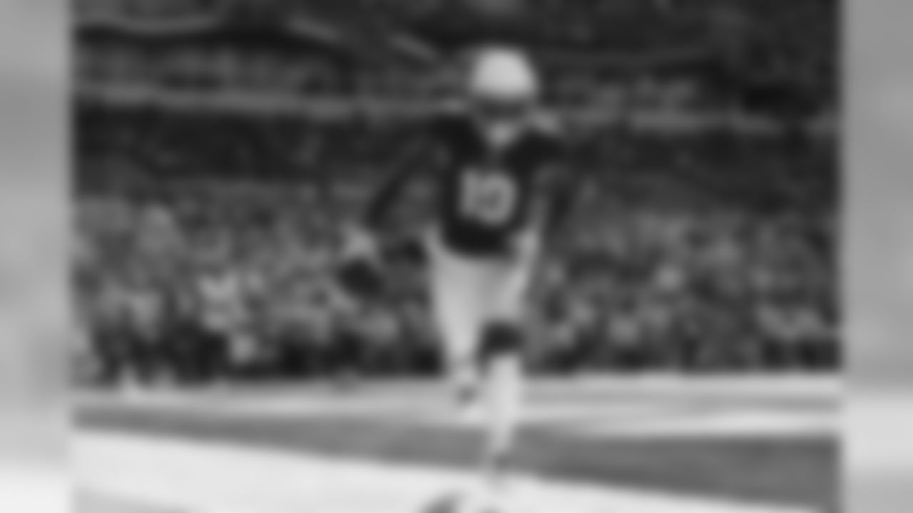 Cardinals wide receiver KeeSean Johnson scores a two-point conversion in the second half to make the score 20-17 in the fourth quarter.