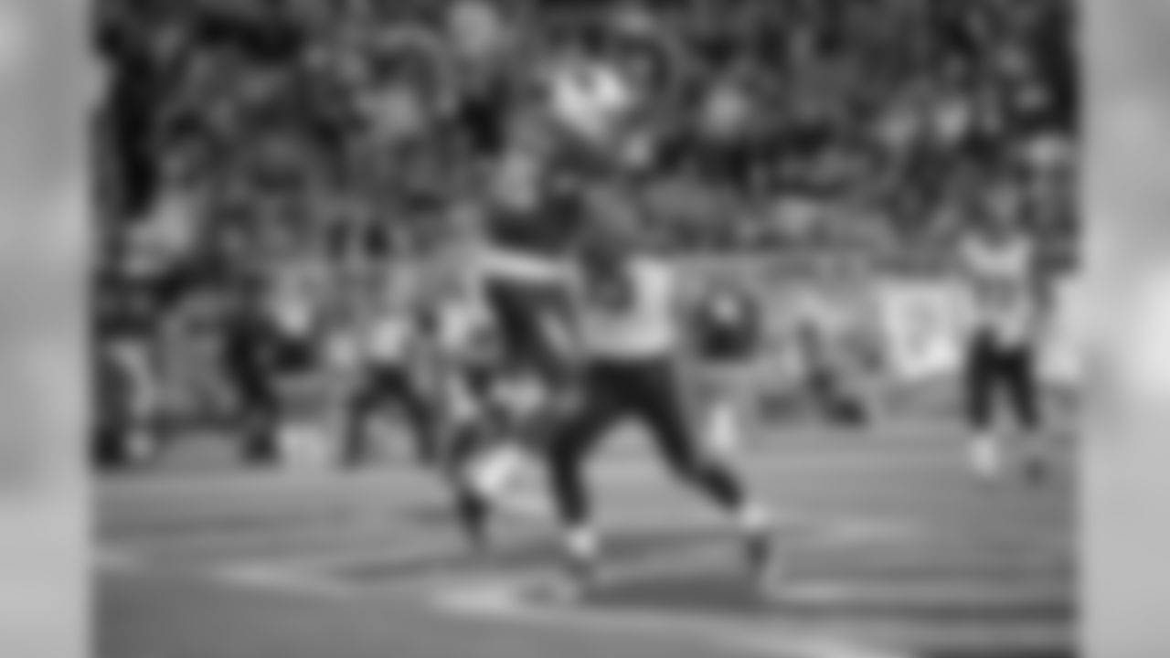 Floyd in the end zone against Rams LB James Laurinaitis
