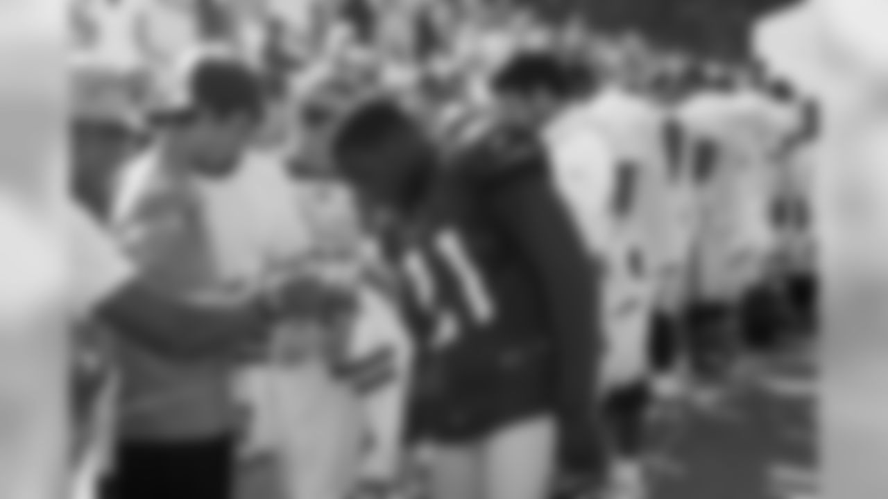 Patrick Peterson signs autographs by a bunch of Chiefs