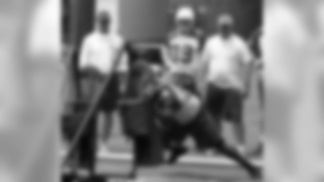 Ben Patrick blocks in front of coaches Ken Whisenhunt and Freddie Kitchens