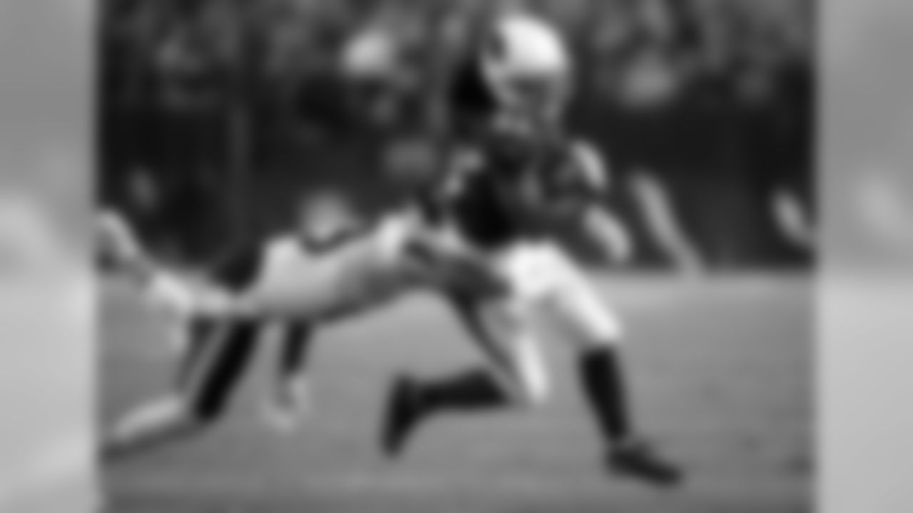 RB Chris Johnson runs through the Bears defender