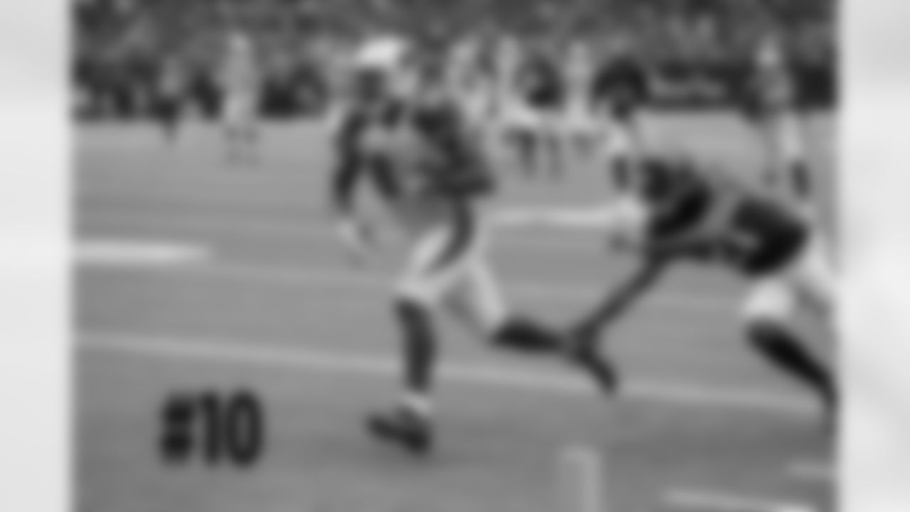 TE Ricky Seals-Jones catches a touchdown pass
