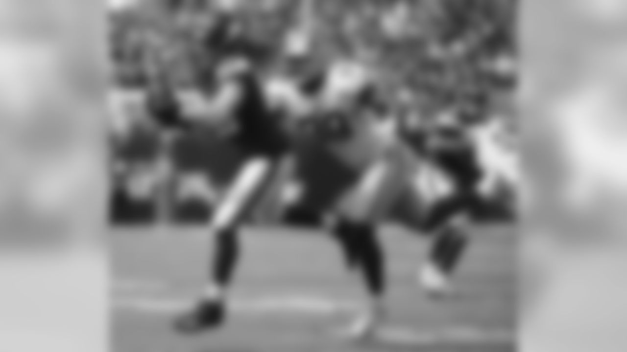 Defensive end DeForest Buckner