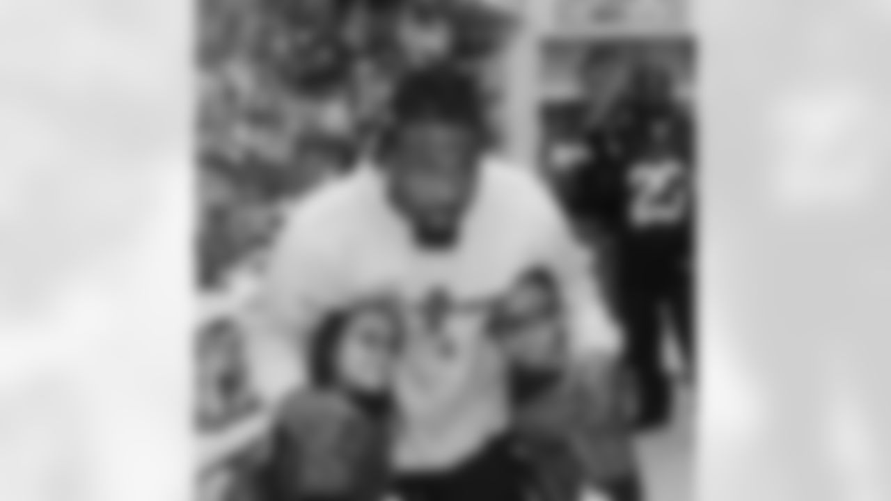 Darnell Dockett lines up a picture