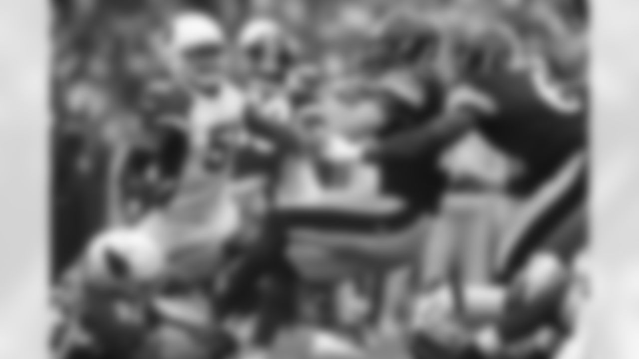 Steelers RB Le'Veon Bell attempts to get away from DE Calais Campbell