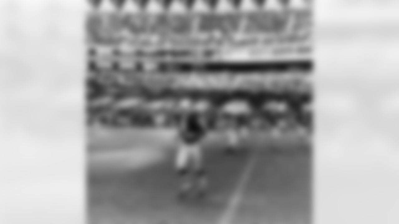 Larry Wilson jogs across the field at Busch Stadium in St. Louis.