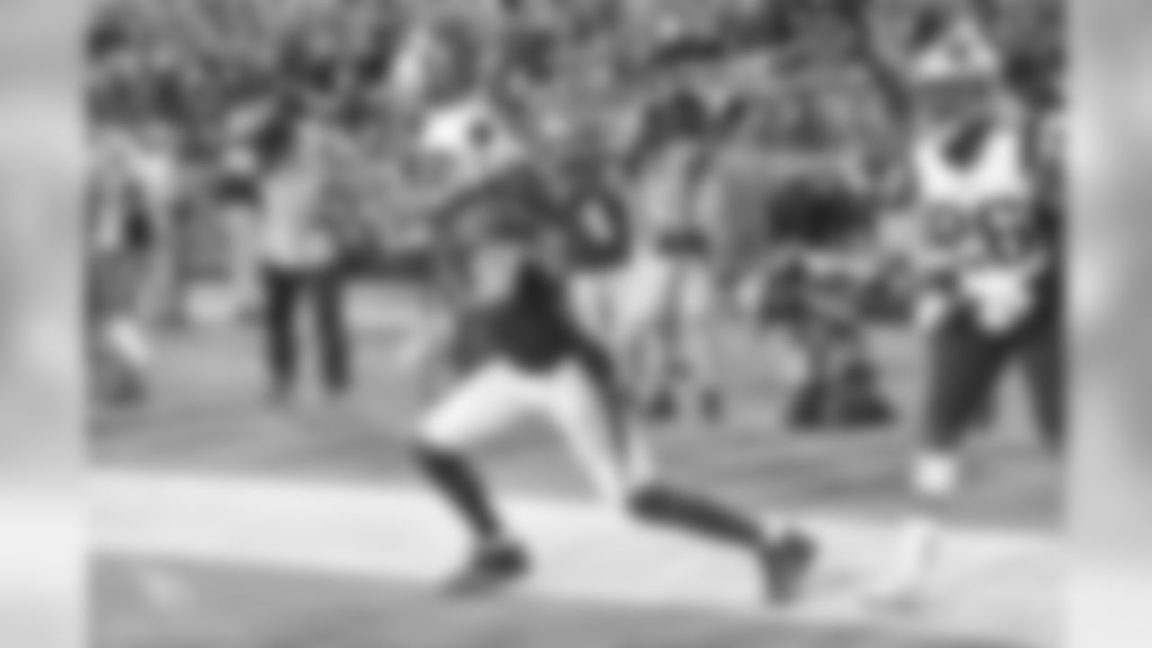 WR Larry Fitzgerald celebrates his 100th career touchdown catch