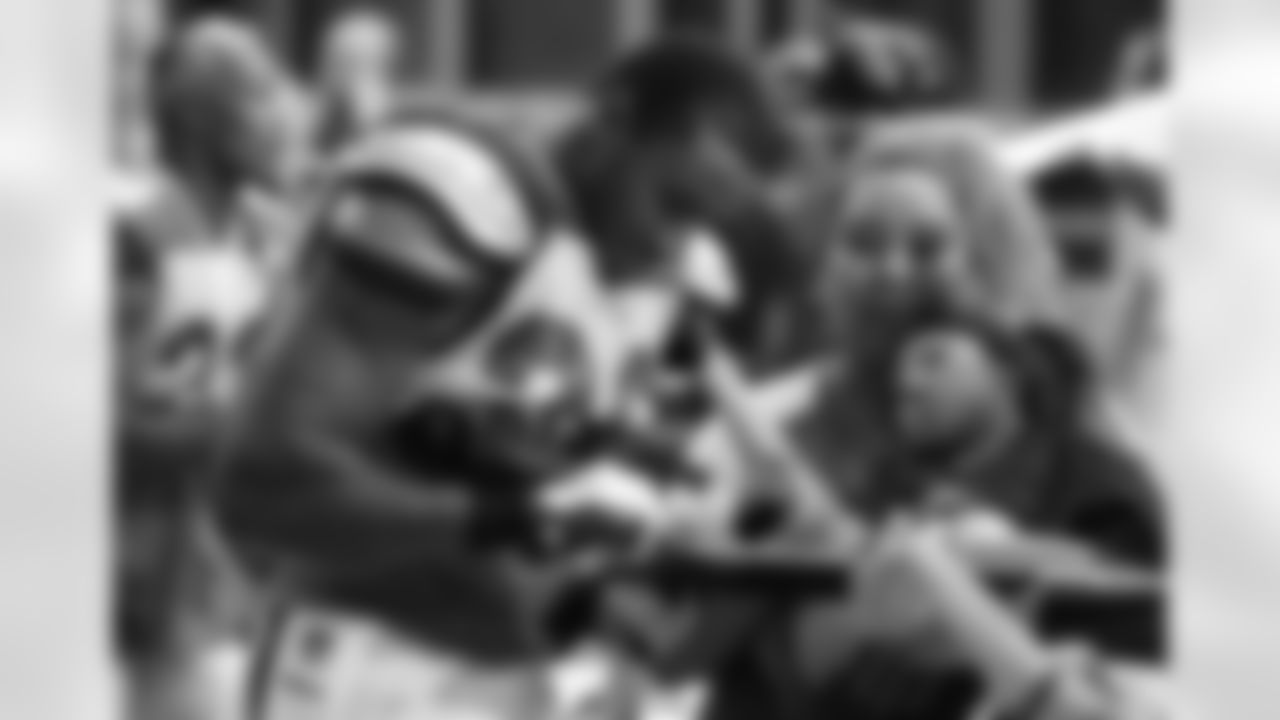LB Deone Bucannon signs an autograph