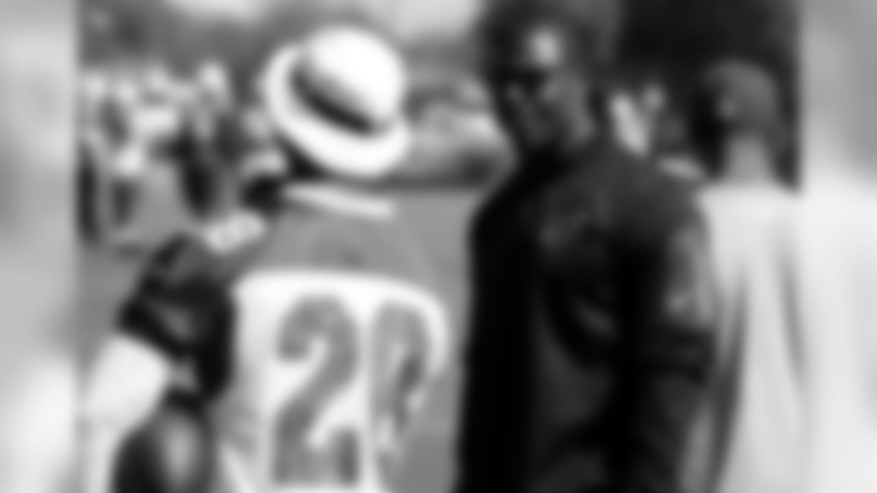 Scout Adrian Wilson talks with former teammate Justin Bethel