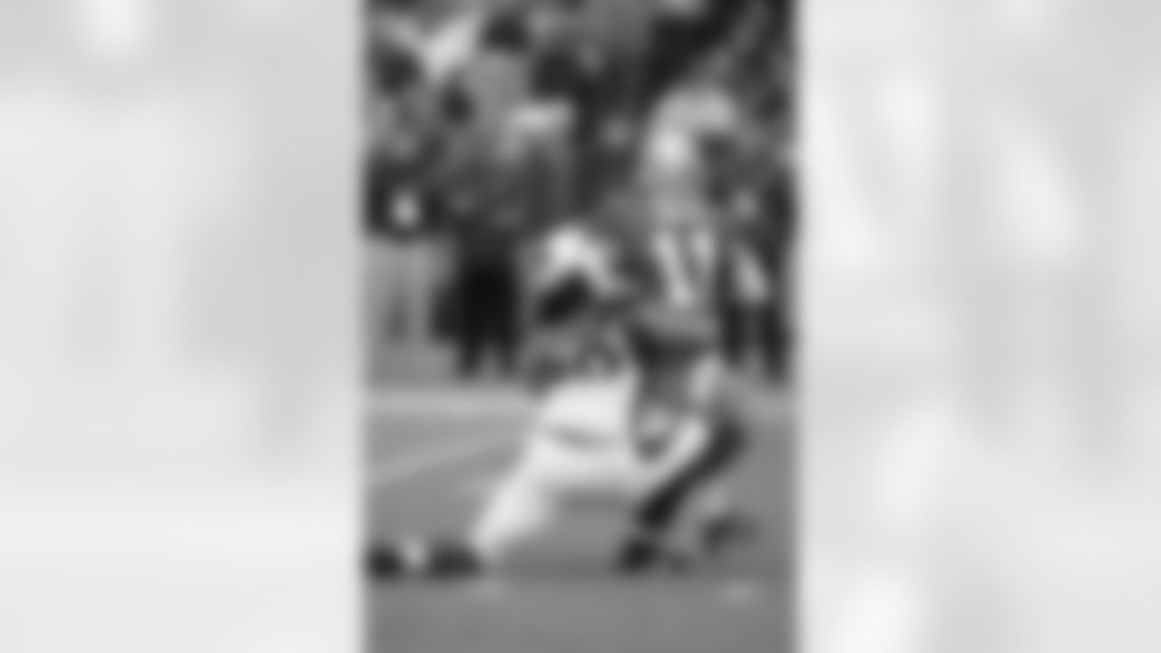 Darnell Dockett sacks Alex Smith for a loss of nine yards