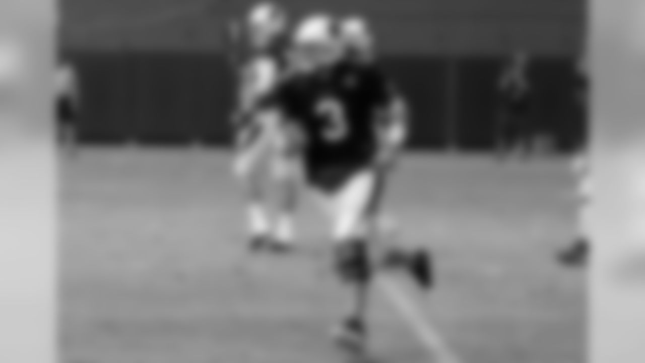 QB Carson Palmer scrambles
