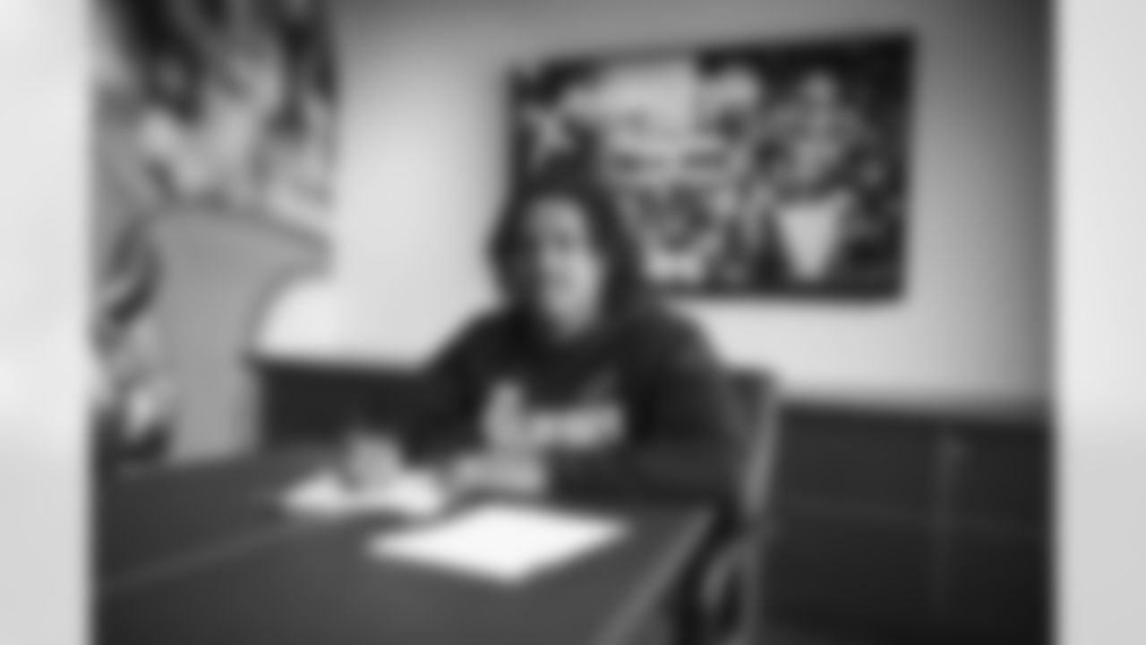 Arizona Cardinals cornerback Antonio Hamilton (33) signs a contract with the Arizona Cardinals at the Dignity Health Training Facility on Wednesday, March 22, 2023.