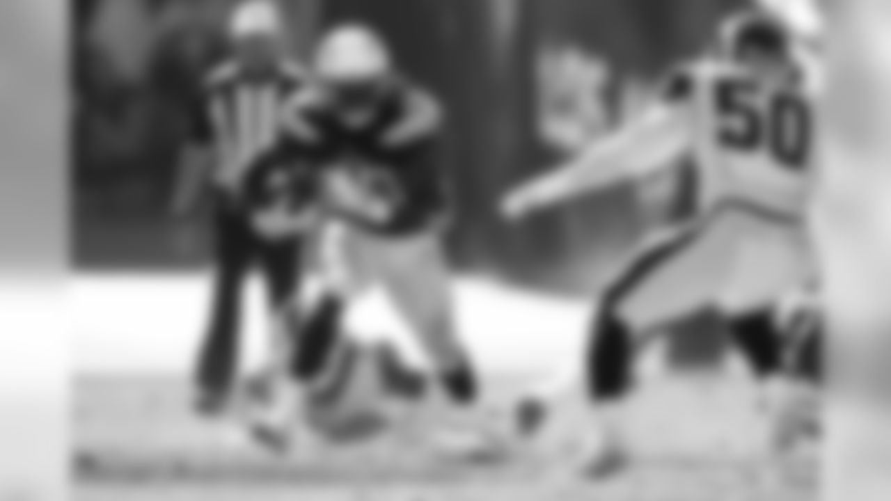Melvin Gordon runs downfield during the Bolts' Week 3 matchup against the Rams at the LA Memorial Coliseum.