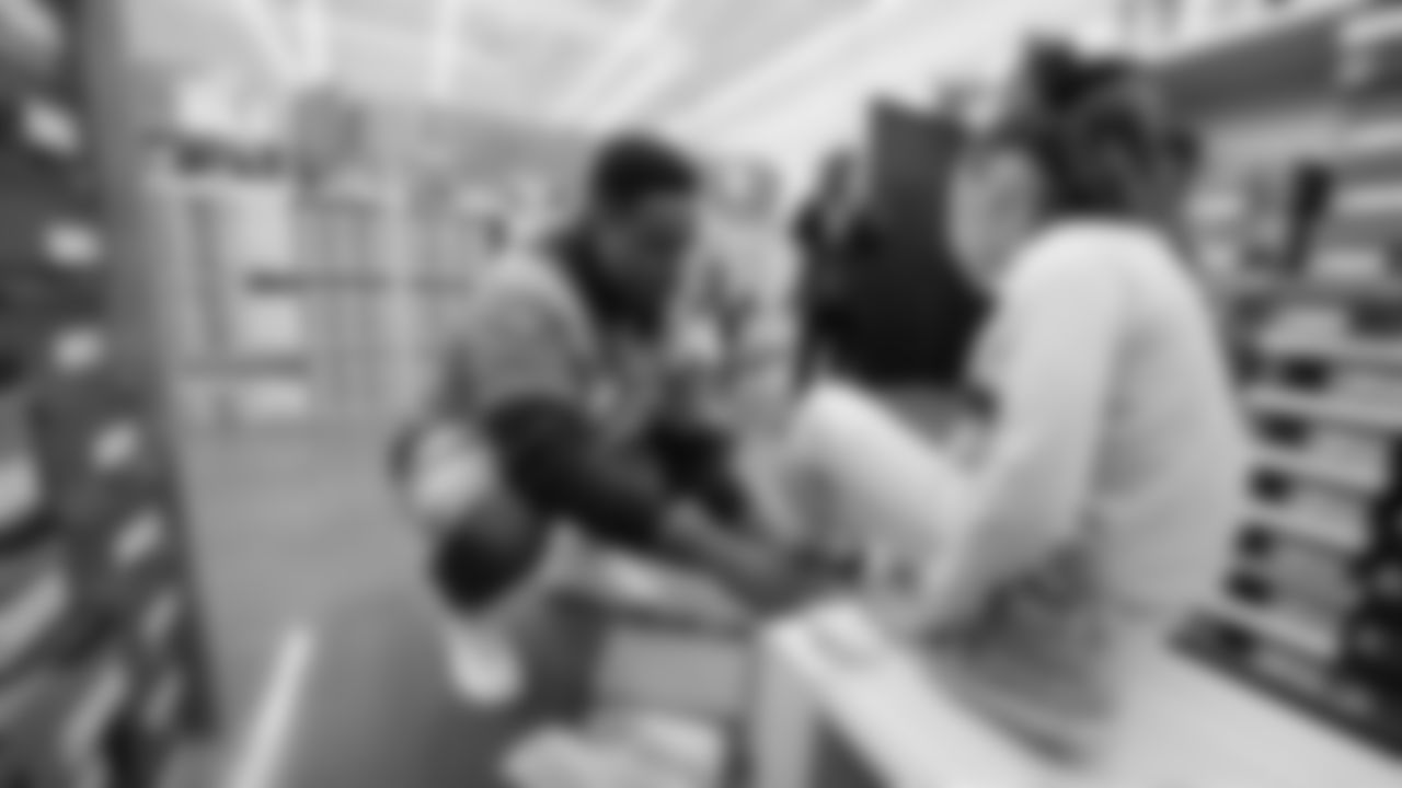191203_ShoeGiveaway_CME_017