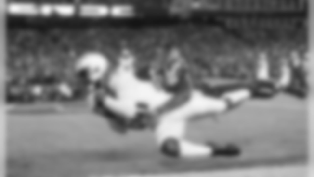 Mike Williams catches the ball for a touchdown during the Thursday night matchup against the Kansas City Chiefs at Arrowhead Stadium.