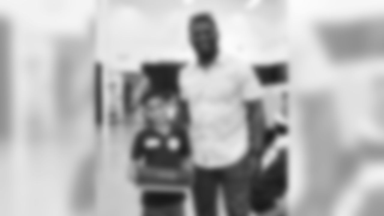 Chargers current players and Hall of Fame Running Bank LaDainian Tomlinson teamed up with WSS to donated new back-to-school shoes AND backpacks to 450 elementary schools students from the city of Carson.