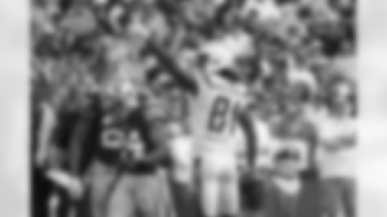 Mike Williams celebrates a catch during the Bolts matchup against the 49ers.
