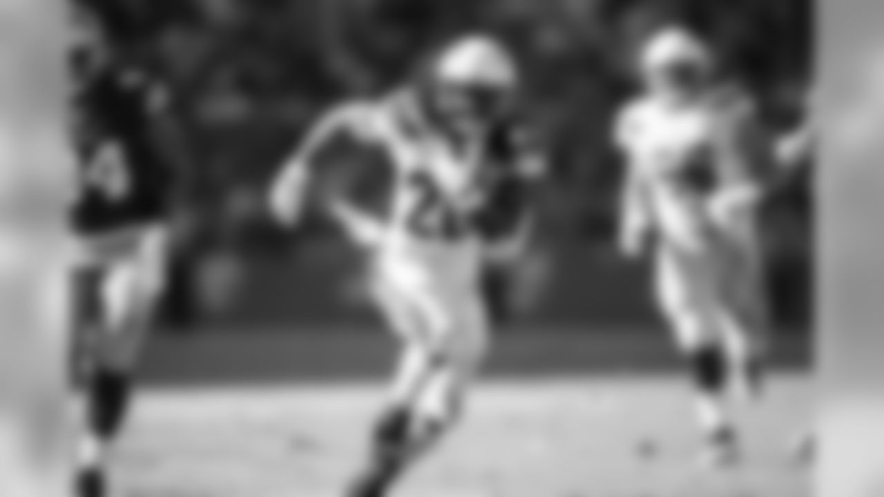 Melvin Gordon runs downfield during the Bolts' matchup against the 49ers at ROKiT Field at StubHub Center.