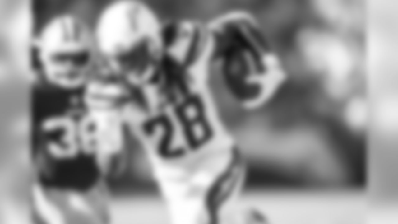 Melvin Gordon runs downfield during the Bolts' matchup against the 49ers at ROKiT Field at StubHub Center.