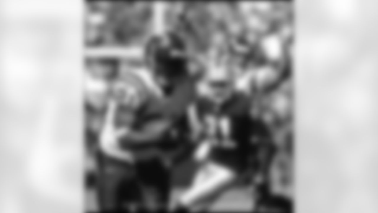 Led by yet another huge day from LaDainian Tomlinson, the Chargers picked up their fourth-straight win over the rival Raiders at McAfee Coliseum Sunday. The Bolts evened their record at 3-3 with the 27-14 victory. (Photo: Chargers.com/Mike Nowak)