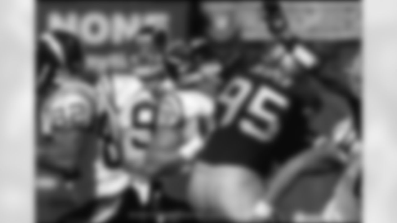 Led by yet another huge day from LaDainian Tomlinson, the Chargers picked up their fourth-straight win over the rival Raiders at McAfee Coliseum Sunday. The Bolts evened their record at 3-3 with the 27-14 victory. (Photo: Chargers.com/Mike Nowak)