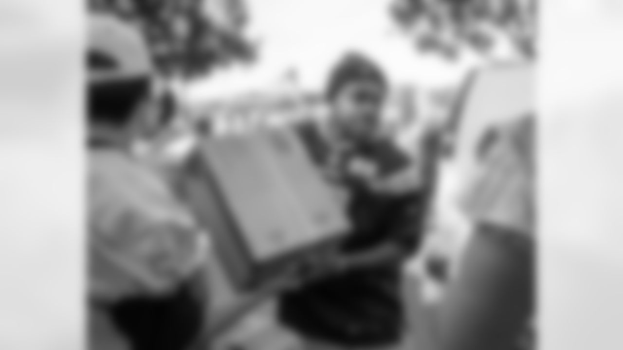 112718_Tyson_Food_Drive_058