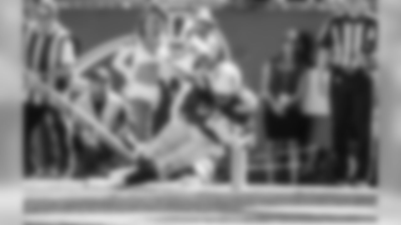 Melvin Gordon dives into the end zone to score a touchdown during the Bolts' Week 3 matchup against the Rams at the LA Memorial Coliseum.