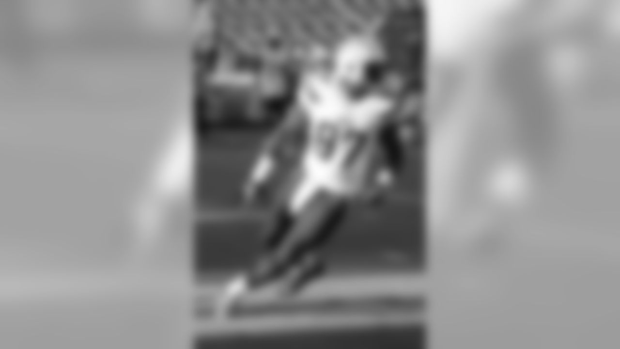 San Diego Chargers tight end Jeff Cumberland (87) warms up prior to a preseason NFL football game against the Arizona Cardinals, Friday, Aug. 19, 2016, in San Diego. (Peter Read Miller via AP)