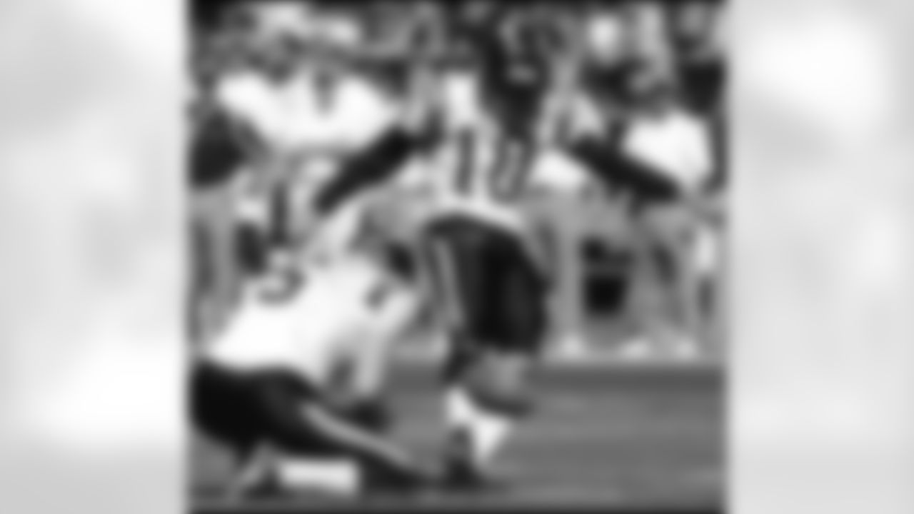 Led by yet another huge day from LaDainian Tomlinson, the Chargers picked up their fourth-straight win over the rival Raiders at McAfee Coliseum Sunday. The Bolts evened their record at 3-3 with the 27-14 victory. (Photo: Chargers.com/Mike Nowak)