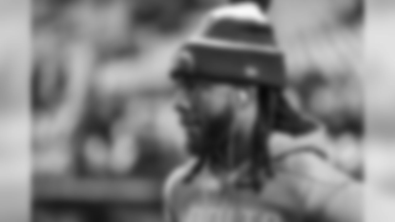 Mike Williams on the field during warmups before the Week 13 matchup against the Pittsburgh Steelers at Heinz Field.