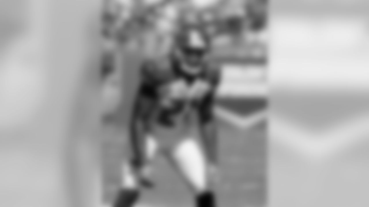 Tampa Bay Buccaneers cornerback Alterraun Verner (21) sets for play during a week-eight NFL football game against the Oakland Raiders Oct. 30, 2016 in Tampa, Fla. Oakland won 30 - 24 in overtime. (Al Messerschmidt via AP)