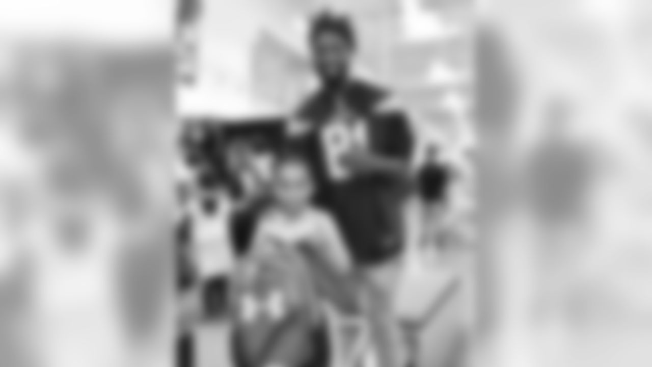 Chargers current players and Hall of Fame Running Bank LaDainian Tomlinson teamed up with WSS to donated new back-to-school shoes AND backpacks to 450 elementary schools students from the city of Carson.