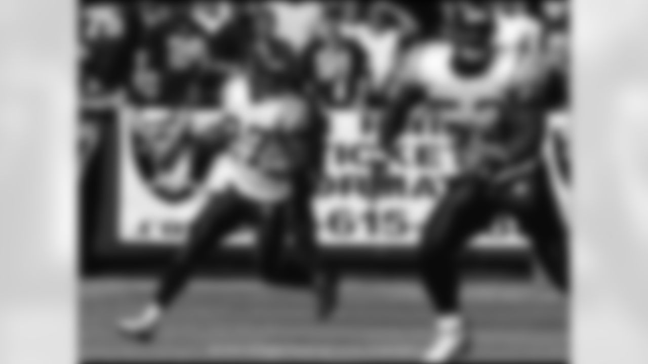 Led by yet another huge day from LaDainian Tomlinson, the Chargers picked up their fourth-straight win over the rival Raiders at McAfee Coliseum Sunday. The Bolts evened their record at 3-3 with the 27-14 victory. (Photo: Chargers.com/Mike Nowak)