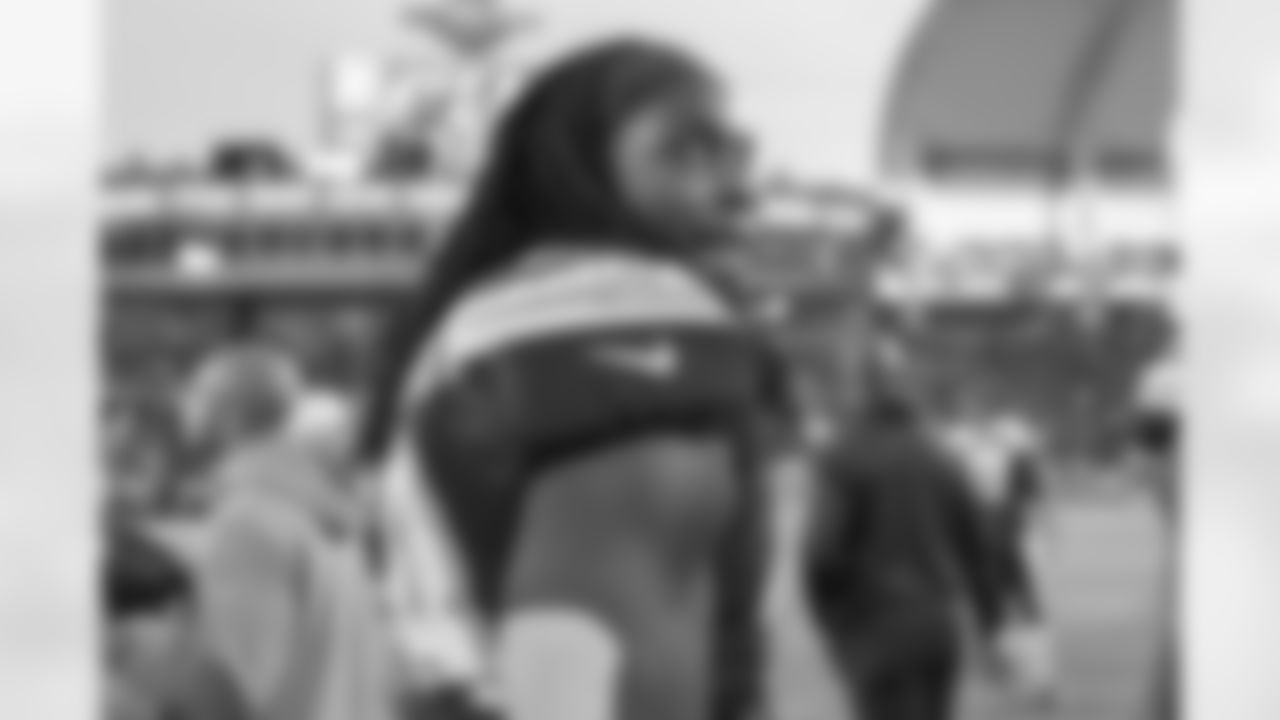 Melvin Gordon on the field before the Week 16 matchup against the Baltimore Ravens at ROKiT Field at StubHub Center.