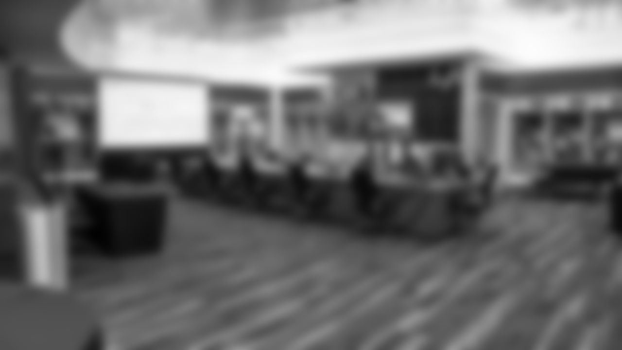 220428_DraftRoomGallery_004