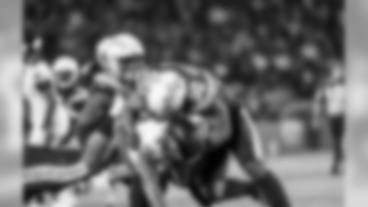 Hayes Pullard tackles Ravens RB Kenneth Dixon during the Week 16 matchup against the Baltimore Ravens at ROKiT Field at StubHub Center.