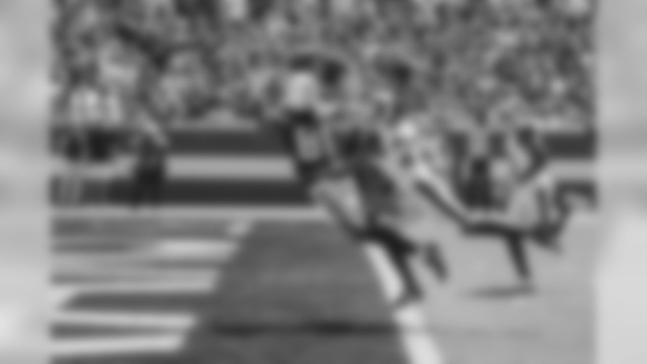 Mike Williams leaps for a touchdown during the Bolts' matchup against the LA Rams at the LA Memorial Coliseum.