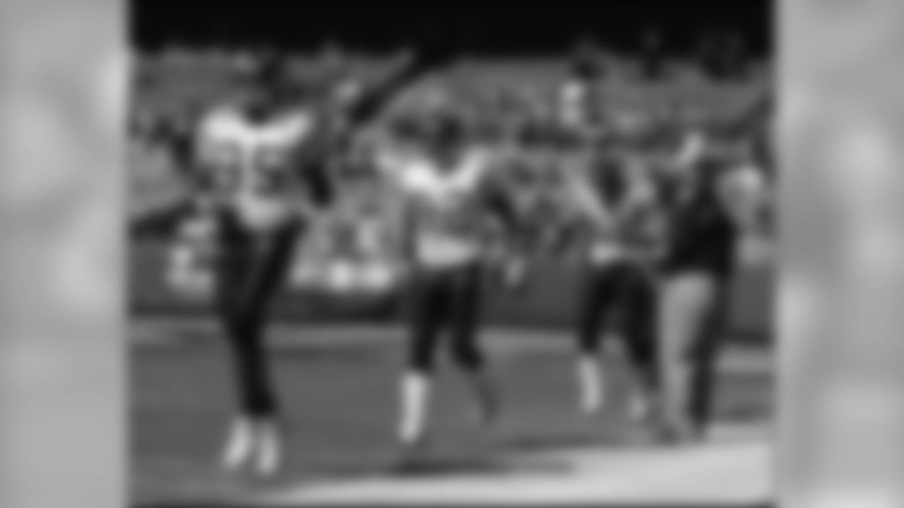 Led by yet another huge day from LaDainian Tomlinson, the Chargers picked up their fourth-straight win over the rival Raiders at McAfee Coliseum Sunday. The Bolts evened their record at 3-3 with the 27-14 victory. (Photo: Chargers.com/Mike Nowak)